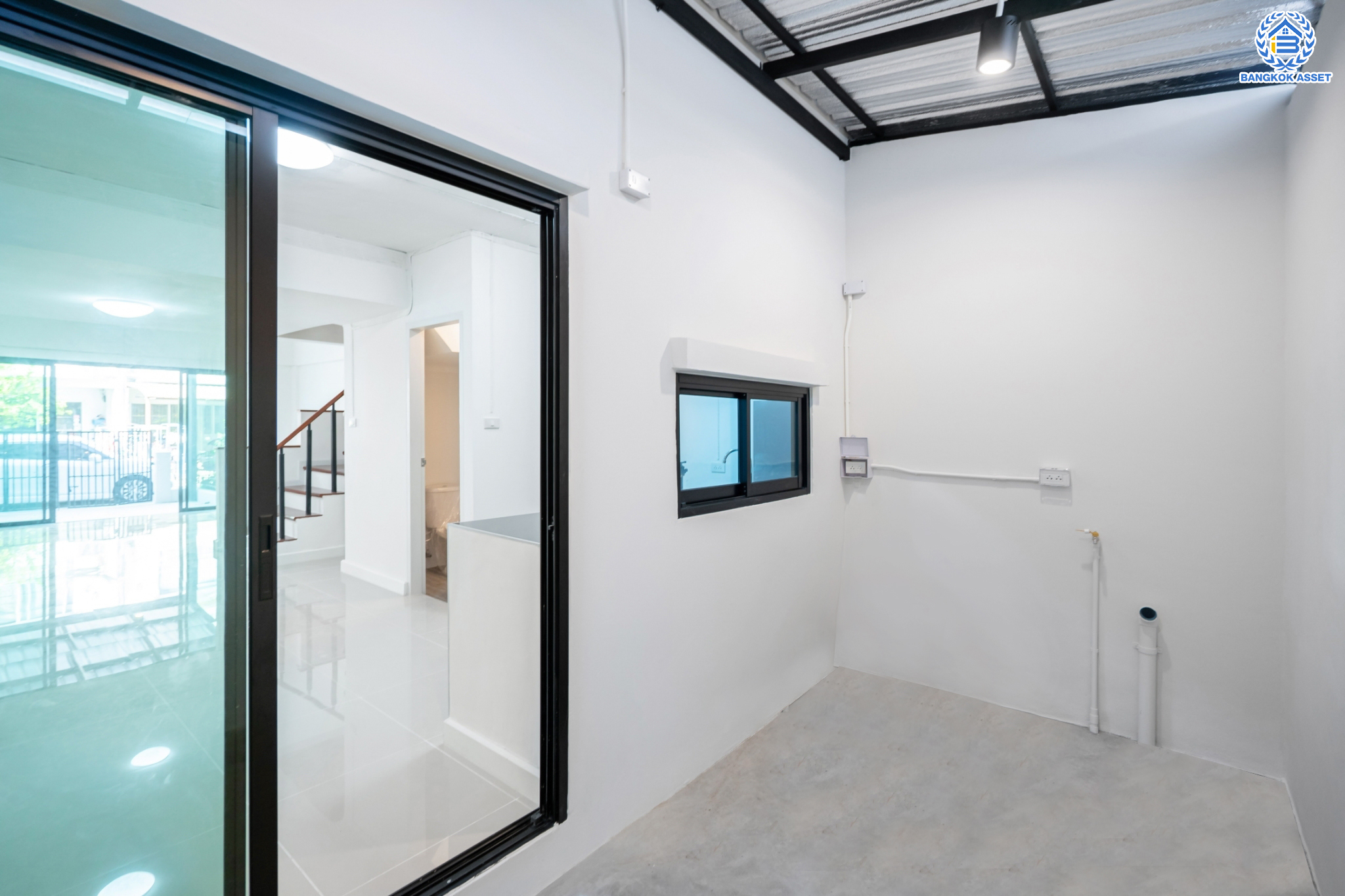 บ้านมือสองตกแต่งใหม่ ม.ศุภาลัยวิลล์ รัตนาธิเบศร์18 ทาวน์เฮ้าส์ 3 ชั้น ทำเลโซนเมือง! เนื้อที่ 18.3 ตร.ว. ฟังก์ชันจัดเต็ม 4 ห้องนอน 3 ห้องน้ำ จอดรถได้ 1 คัน บนสุดยอดทำเล! เชื่อมต่อได้ทั้ง ถ.รัตนาธิเบศร์ ถ.ติวานนท์ และสนามบินน้ำ ใกล้เซ็นทรัลรัตนาธิเบศร์ ทางด่วน "งามวงศ์วาน" และรถไฟฟ้าสายสีม่วง "สถานีศูนย์ราชการนนทบุรี"